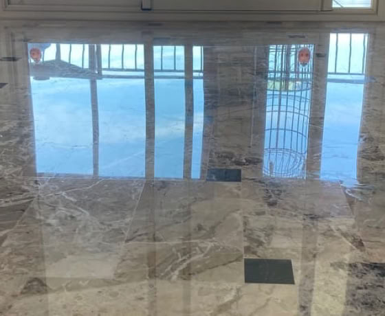 Image montrant le résultat final d'une rénovation avec traitement sur un sol en carreaux ciment.